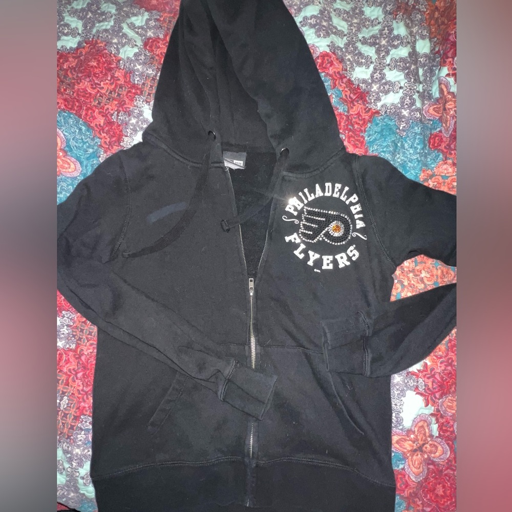 Flyers zip up